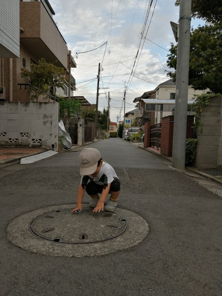 マンホールへのこだわり2歳頃